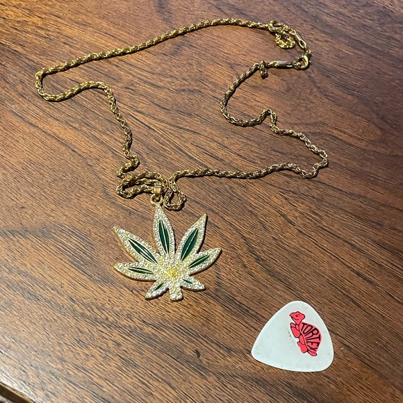 💨 Rhinestone Weed Cannabis Pendant Necklace Gold Color Chain Crab Clasp 💨 - Picture 2 of 7